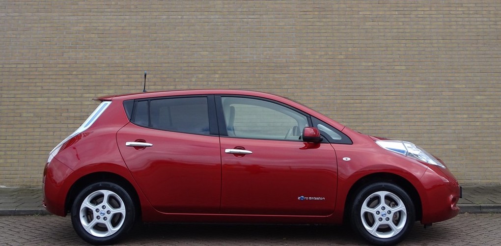 Nissan Leaf rojo ocasión. Muy asequible